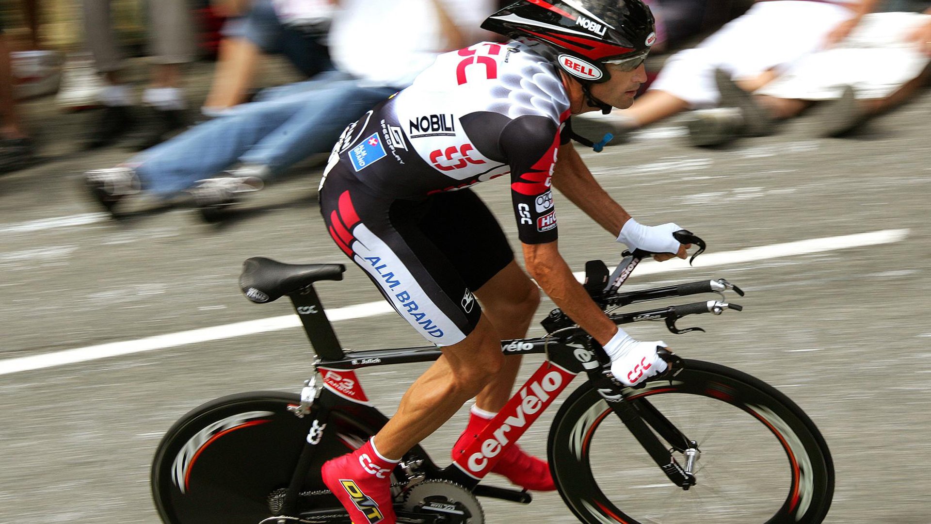 特色天空绳索攀爬，勇者在悬崖间飞跃